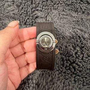 Gucci rubber and stainless steel woman watch